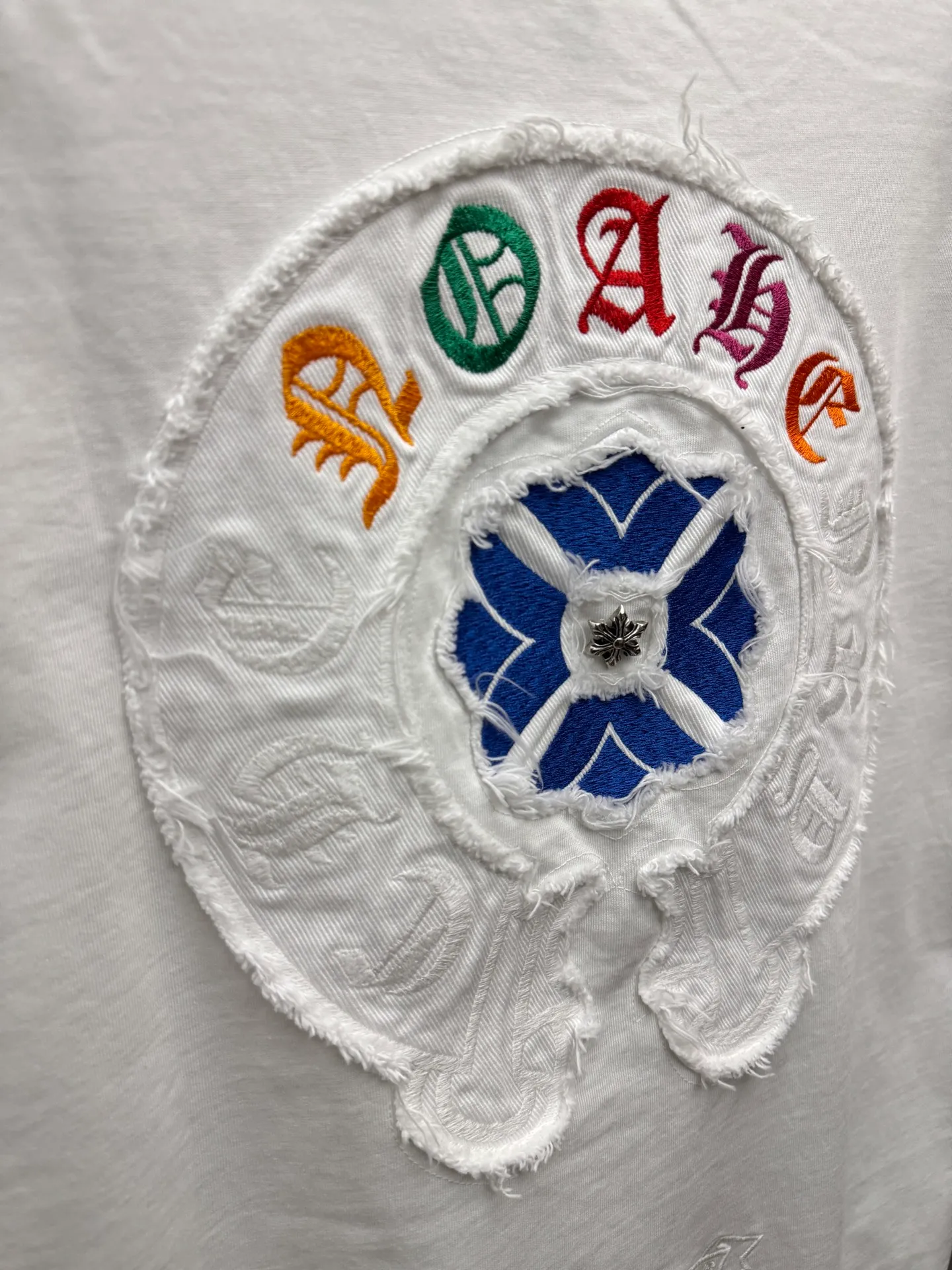 P230 top version, real shot without P, ​​different from market currency) 𝗖𝗵𝗿𝗼𝗺𝗲 𝗛𝗲𝗮𝗿𝘁𝘀/Croxin 2026 spring new original single counter American patch embroidered couple short sleeves 👑The highest version! Customized fabric 320 grams, patch embroidery, best-selling model at the counter, very comfortable to wear. Accessories: original molded and authenticated collar label ➕ 100% silk wash water label. Genuine purchase-grade original hangtag➕matching hanging rope➕3D hanging beads➕original packaging bag. Craftsmanship: The original version has consistent wiring! The highest version of the armhole matching technique! Color: White Black Size: S M L XL Style No.: 6610